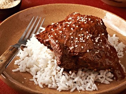 Foto cosce di tacchino brasate in salsa di talpa