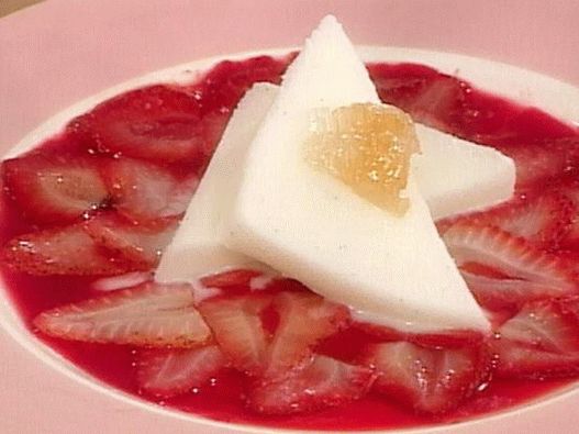 Foto tiepida insalata di fragole con yogurt alla vaniglia congelato