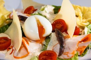 Mattina Cesare con un uovo