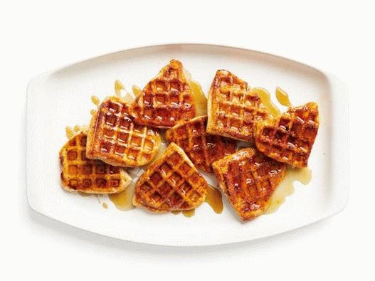 Foto di waffle di pollo con sciroppo piccante