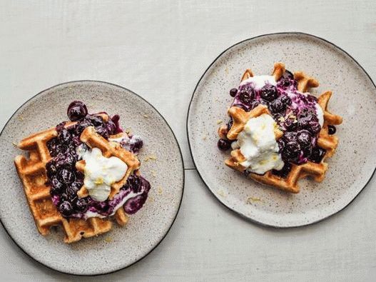 Waffle fotografici con composta di mirtilli e crema di ricotta al limone