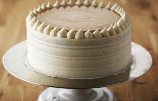 Foto della torta di compleanno alla vaniglia con crema di patissiere