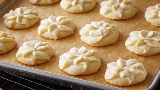 Foto di biscotti di pasta frolla alla vaniglia da una siringa per la stampa