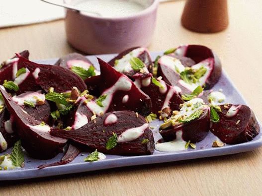 Barbabietole bollite con salsa di yogurt alla menta