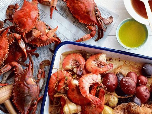 Foto Granchio cotto e gamberi con patate alle spezie