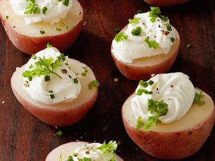 Foto giacca di patate lesse con panna fresca