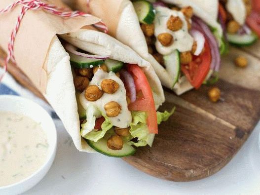 Foto Shawarma vegetariana con ceci e condimento con hummus e aneto