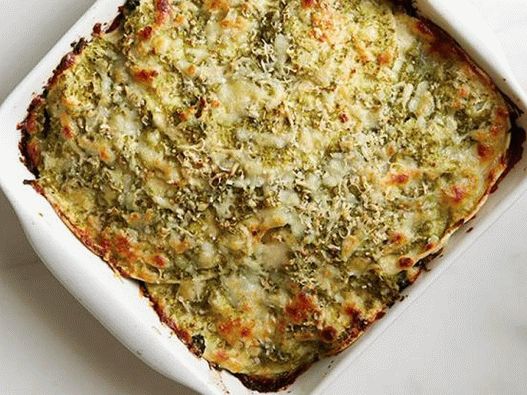 Foto casseruola vegetariana di pomodori e tortillas messicani verdi