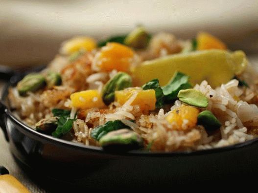 Pilaf di riso basmati vegetariano con albicocche secche