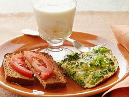 Foto Colazione vegetariana: frittata di broccoli, toast con pomodori e latte di banana