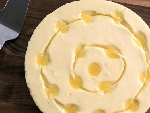 Cheesecake al limone su una torta sabbiosa al limone e rosmarino
