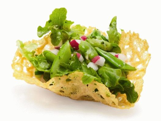 Insalata di insalate primaverili in cestini di parmigiano