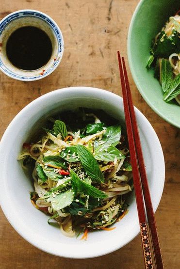 Foto insalata di verdure vietnamita con spaghetti di riso