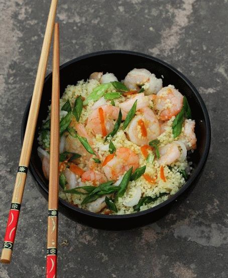 Foto insalata vietnamita con gamberi e couscous