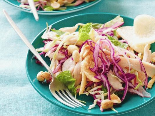 Foto insalata di pollo vietnamita