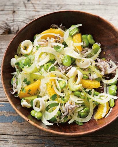 Foto insalata vietnamita con calamari alla griglia