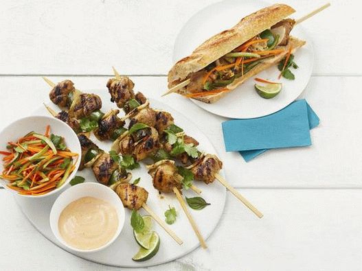 Foto vietnamita Ban-mi sandwich con kebab di pollo