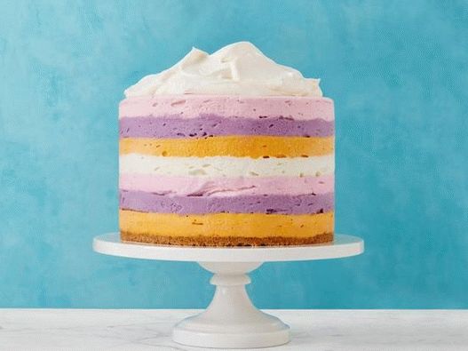 Foto di una torta alta del gelato al soffio