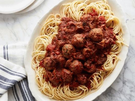 Foto pranzo domenicale di polpette al ragù in una pentola a cottura lenta