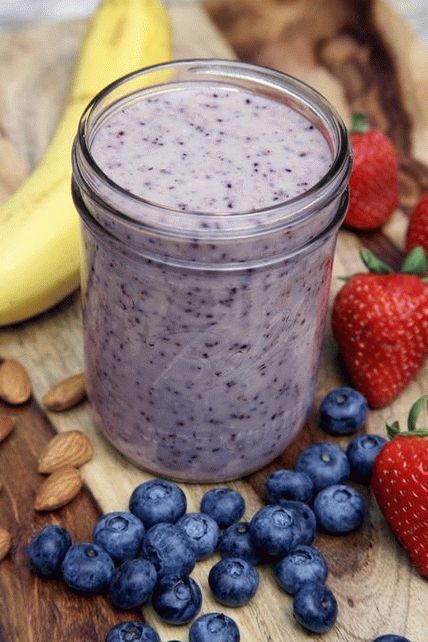 Frullato di bacche con latte di mandorle