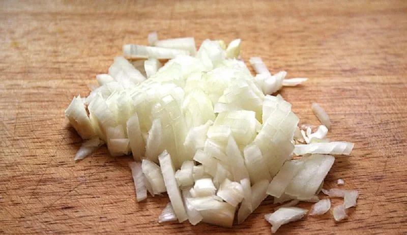 Uova fritte con piselli e cipolle - 0