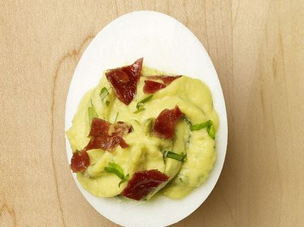 Foto di uova ripiene di avocado e prosciutto