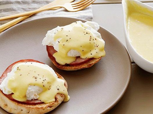 Foto di uova alla Benedict con salsa olandese