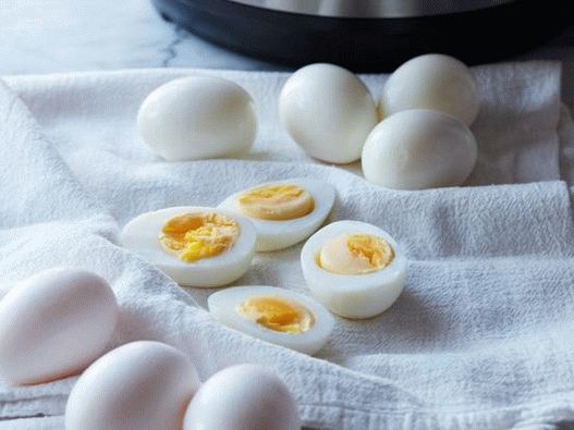 Foto Uova sode in una pentola a cottura lenta