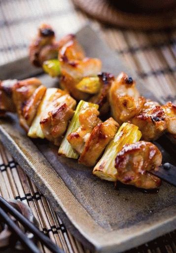 Foto di Chicken Yakitori con porri (kebab giapponesi tradizionali)