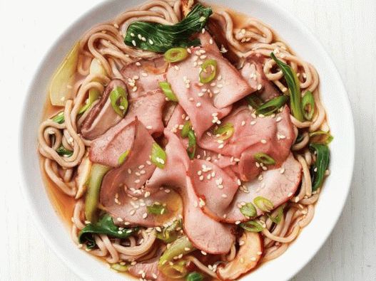 Foto zuppa di spaghetti giapponesi con carne di manzo