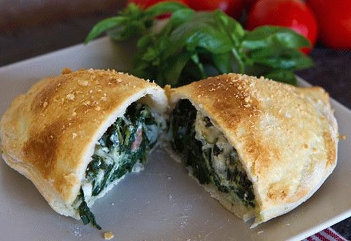 Foto Pizza chiusa con spinaci