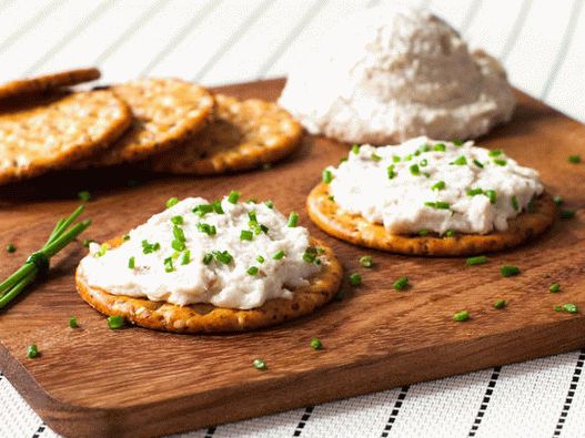 Insalata di antipasti fotografici con coregone affumicato