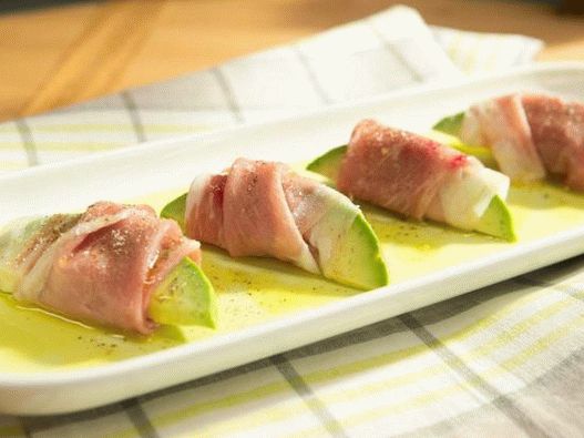 Foto di antipasti di avocado avvolti nel prosciutto