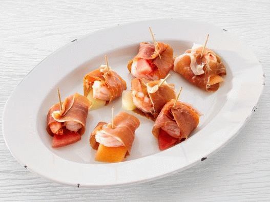 Antipasto fotografico di melone e gamberi avvolto nel prosciutto