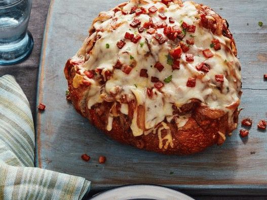 Antipasto fotografico di pane con cipolle caramellate e pancetta