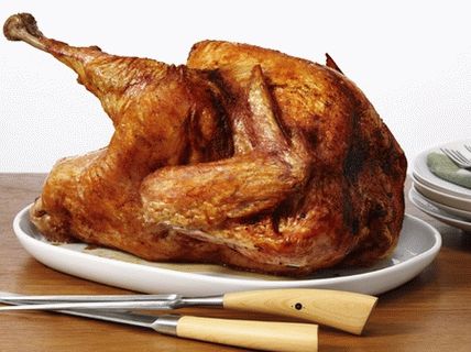 Foto di tacchino al forno su una lattina di birra