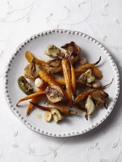 Foto Carote e scalogni al forno con olive e mandorle