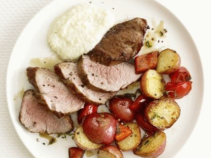 Foto di maiale al forno con patate e salsa di mele