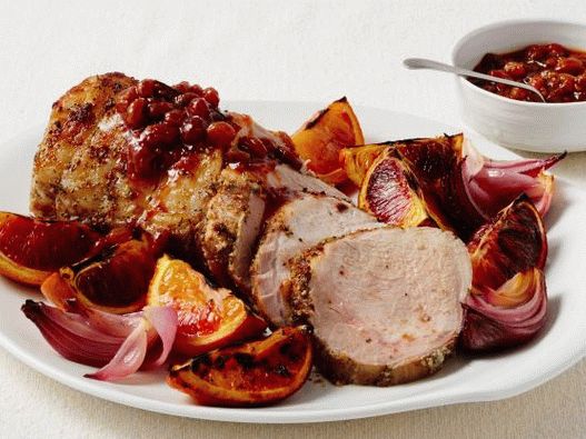 Foto di maiale al forno con salsa al ponte di arance rosse