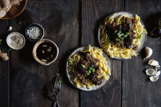 Foto melanzane al forno in stile cinese con carne di maiale