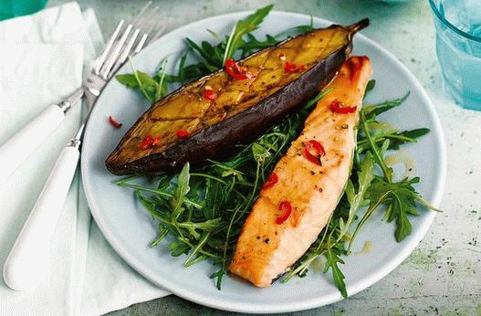 Foto salmone al forno in stile giapponese con melanzane e rosmarino