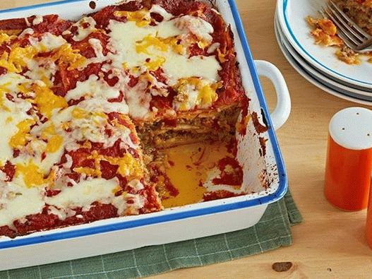 Casseruola di manzo con salsa di formaggio e enchiladas