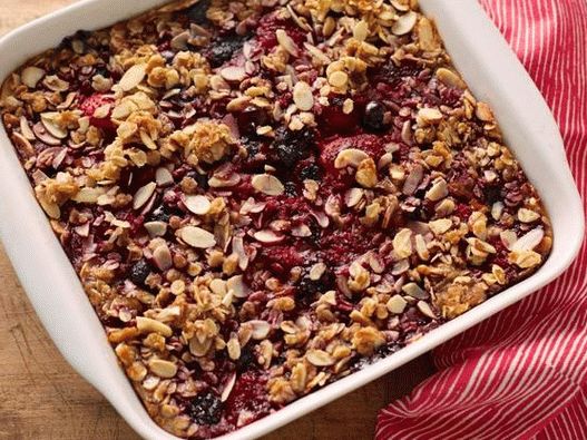 Foto casseruola di farina d'avena con frutti di bosco