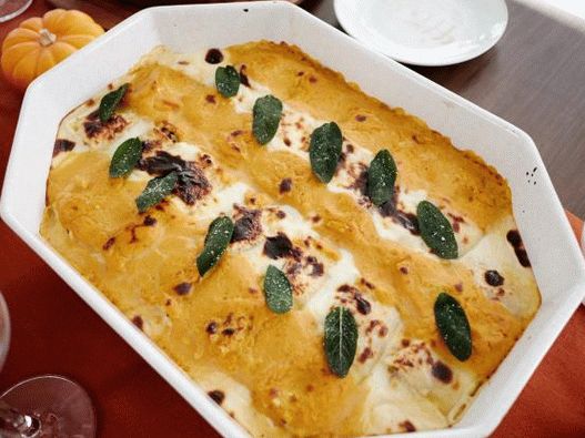 Foto una casseruola di involtini di lasagne con salsa di zucca e panna