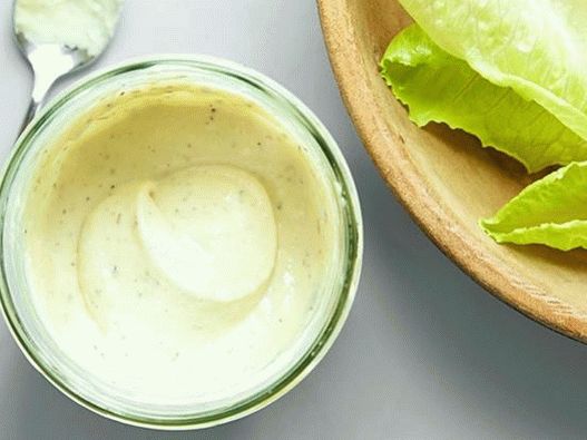 Foto Caesar condimento per insalata con yogurt