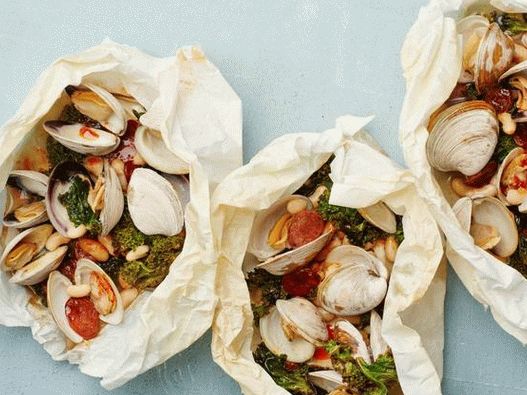 Molluschi con cavolo nero e chorizo ​​di salsiccia in pergamena