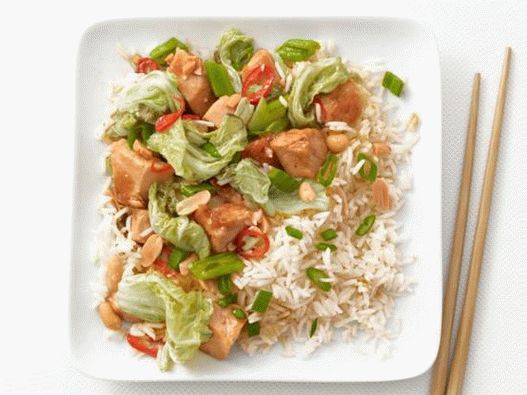 Friggere con pollo e noccioline Friggere con pollo e noccioline