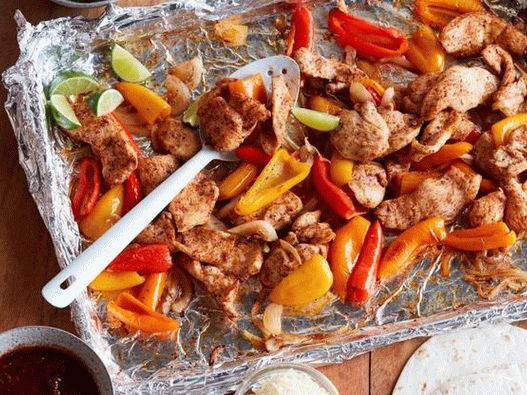 Fajitas con pollo su una teglia Fajitas con pollo su una teglia