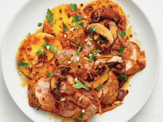 Maiale in umido in salsa di funghi Maiale in umido in salsa di funghi
