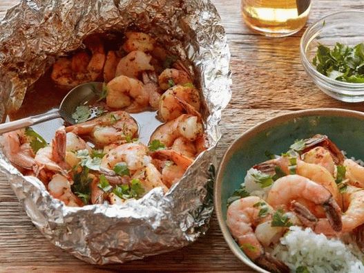 Gamberi piccanti in birra in un foglio Gamberi piccanti in birra in un foglio